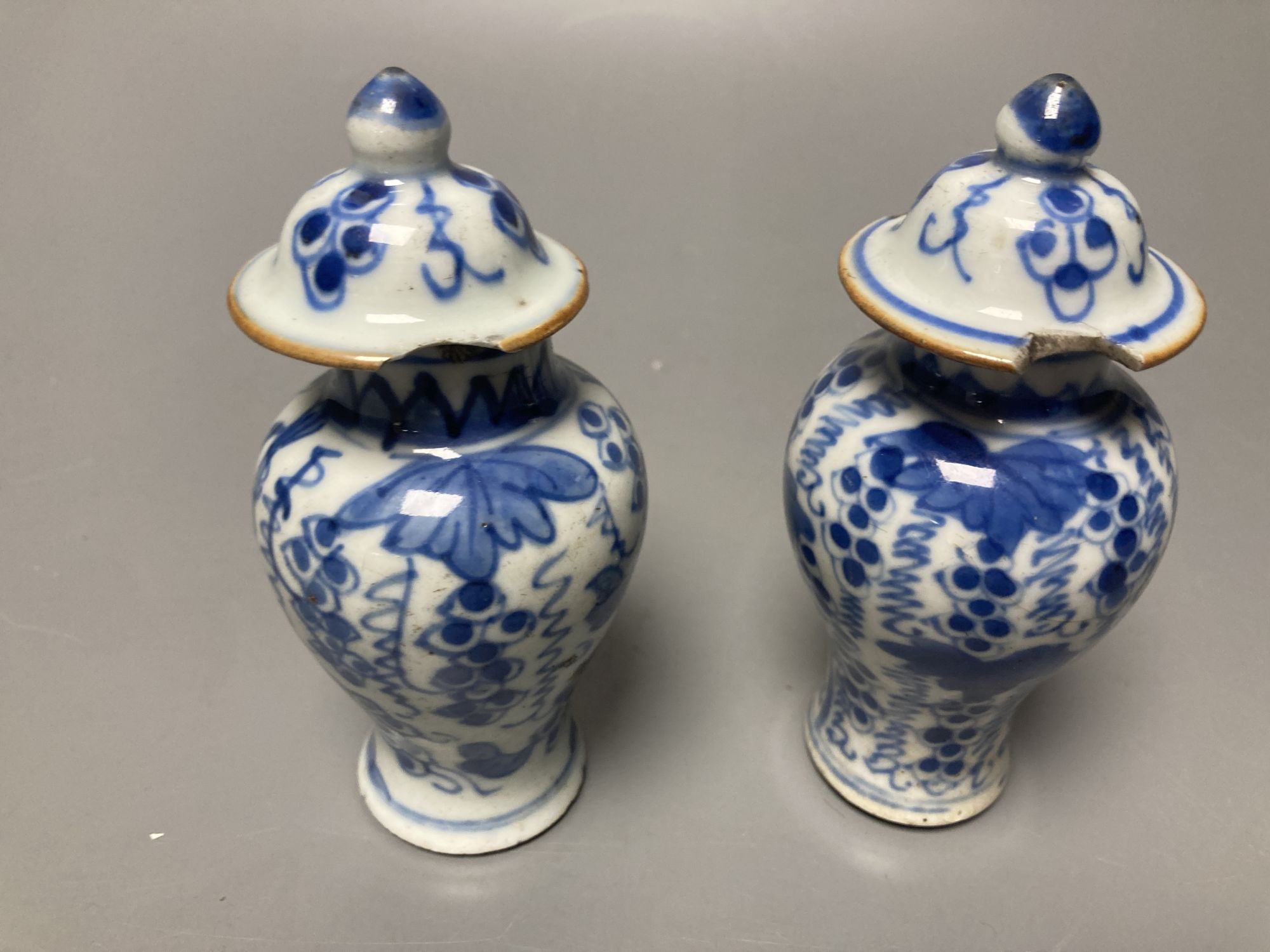 A pair of Chinese Kangxi blue and white small vases, height 12cm
